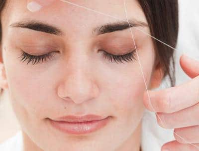 L'épilation au fil : une ligne de sourcil plus que parfaite